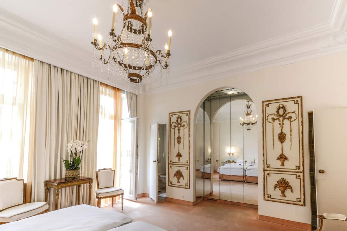 Habitación Deluxe | Ropa de cama de alta calidad, edredones de plumas, caja fuerte