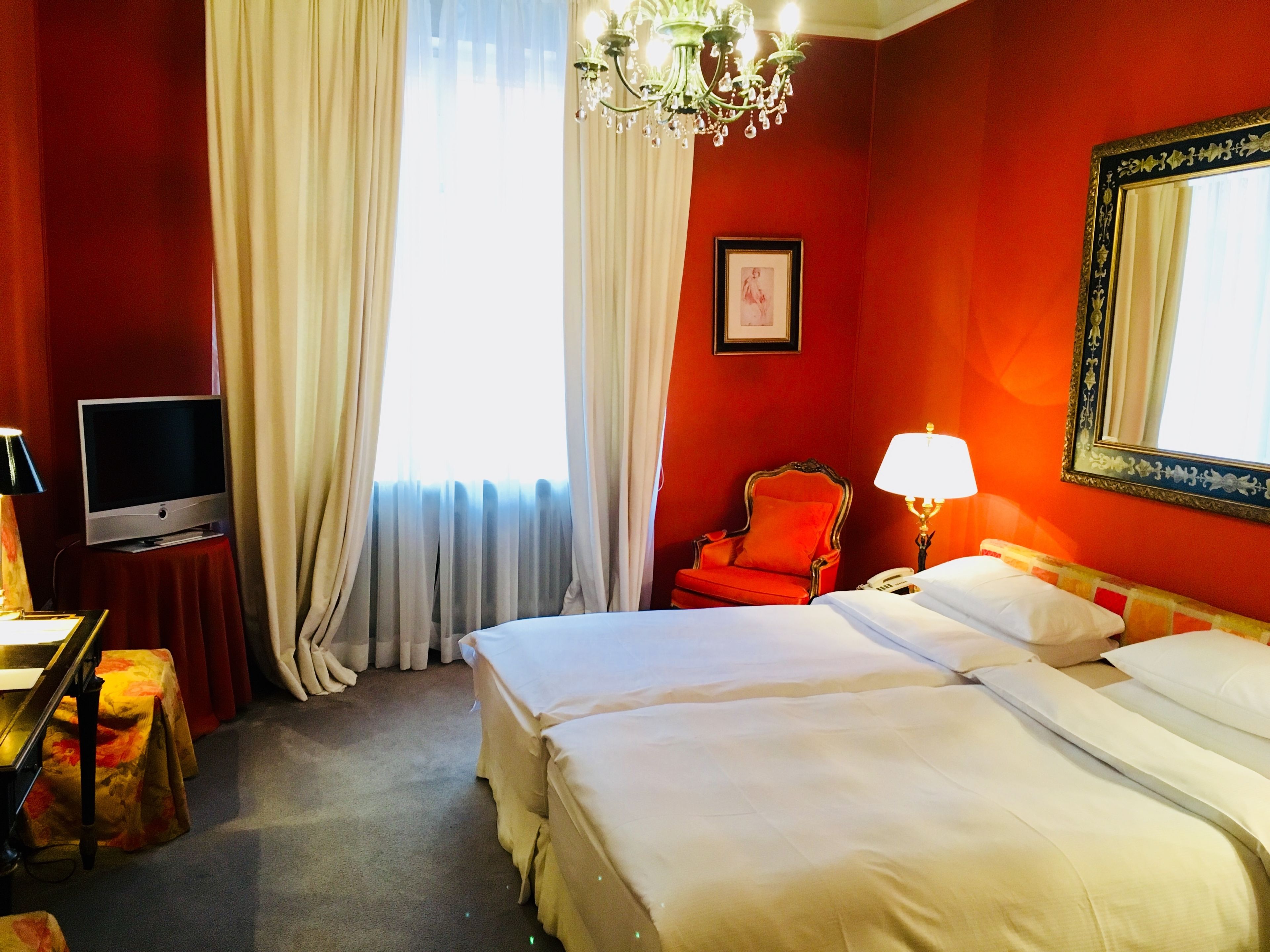 deluxe room | hypo-allergenic bedding, down duvets, in-room safe