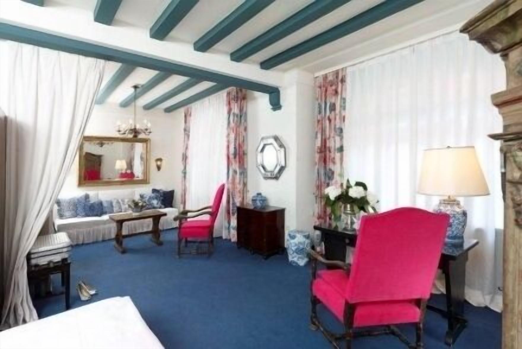 junior suite | living area | tv