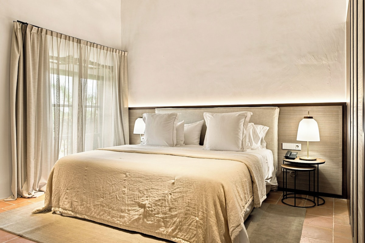 Superior Room | Egyptian cotton sheets, premium bedding, minibar, in-room safe