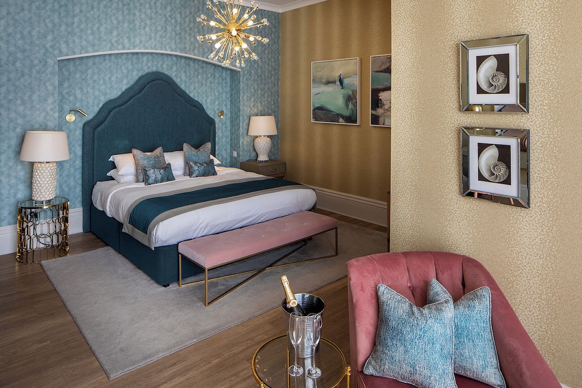 Executive Room, 1 King Bed | 1 bedroom, hypo-allergenic bedding, in-room safe, desk