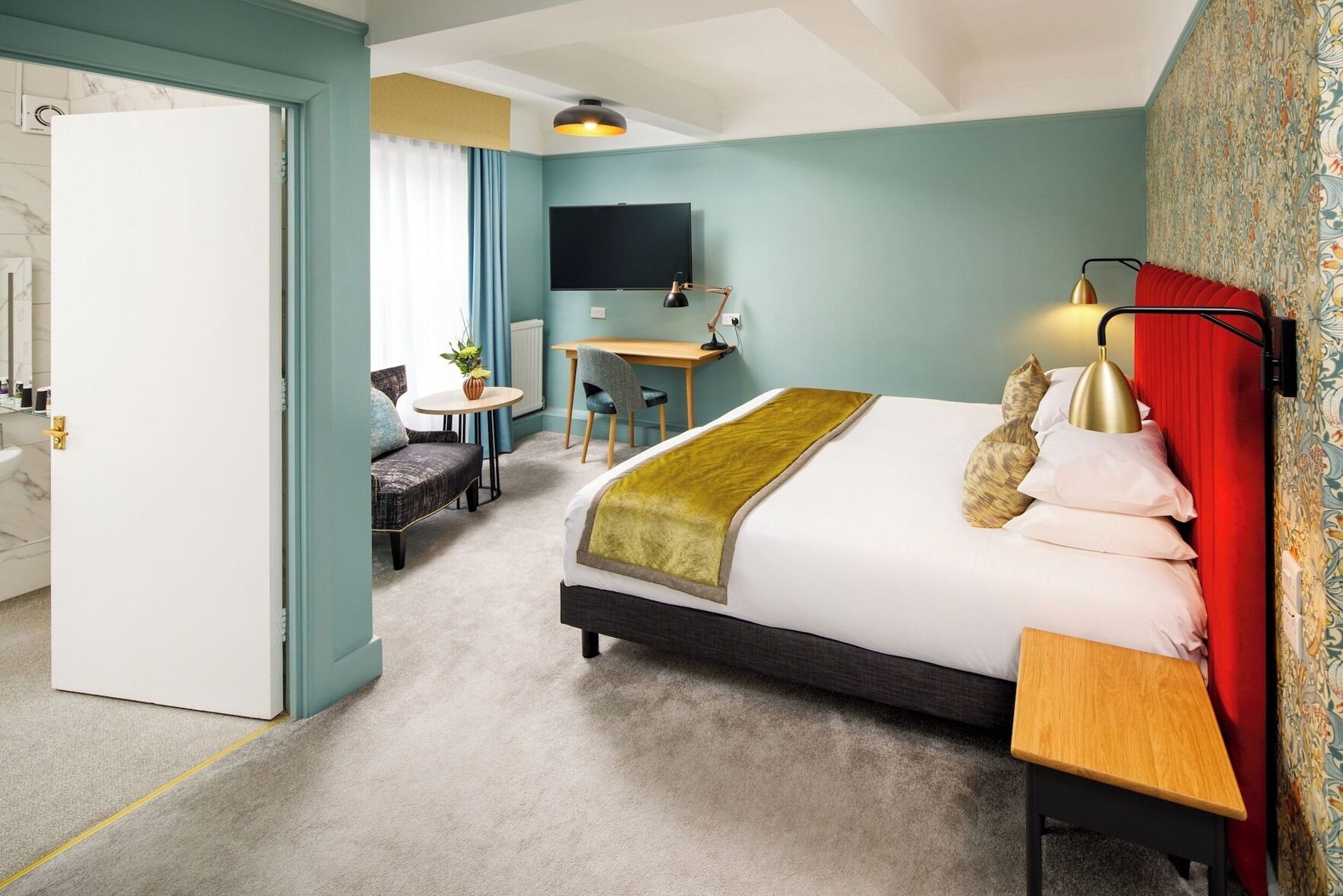 Hypo-allergenic bedding, in-room safe, desk, laptop workspace