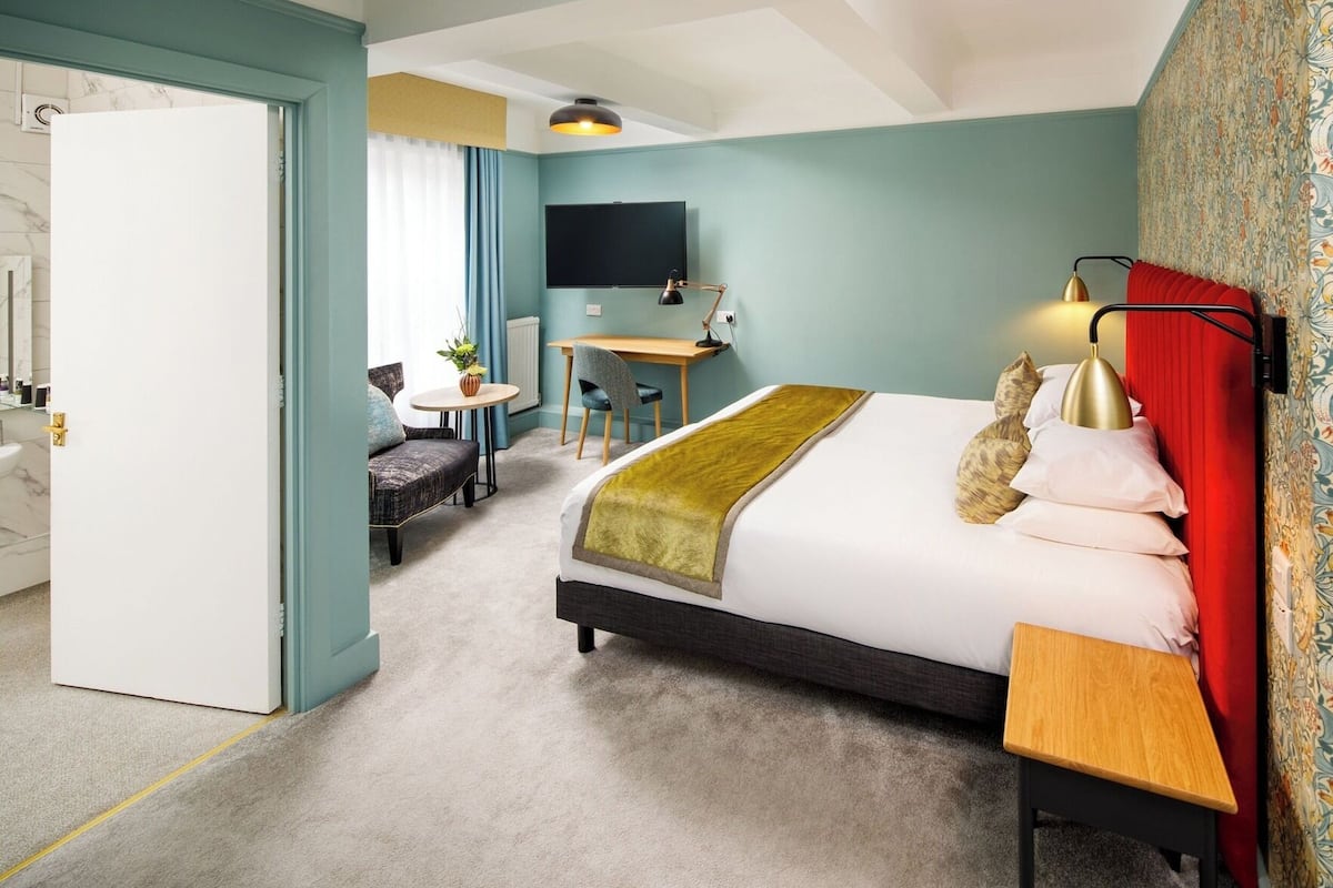 Hypo-allergenic bedding, in-room safe, desk, laptop workspace