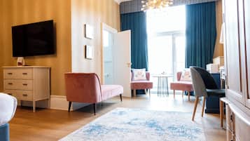 Premium Room | Hypo-allergenic bedding, in-room safe, desk, laptop workspace