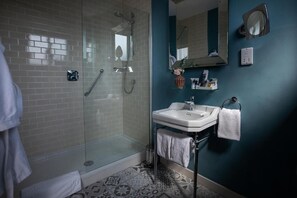 Junior Suite, 1 King Bed with Sofa bed | Bathroom | Eco-friendly toiletries, hair dryer, towels, soap - Queens Hotel & Spa Bournemouth (Bournemouth)