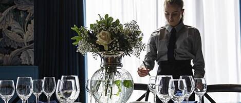 Breakfast and dinner served