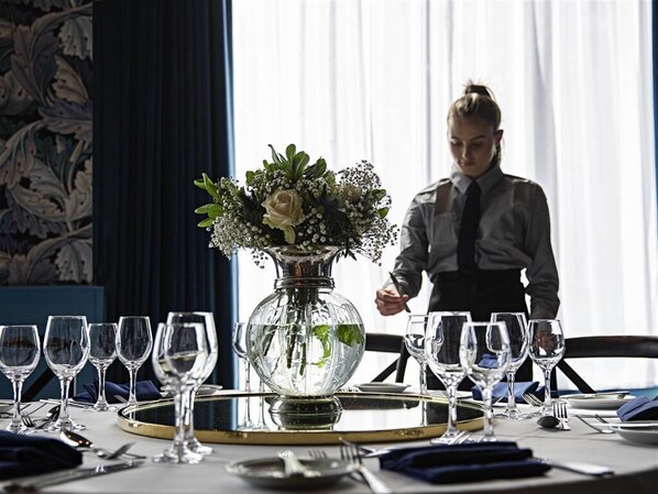 Petit déjeuner et dîner servis sur place