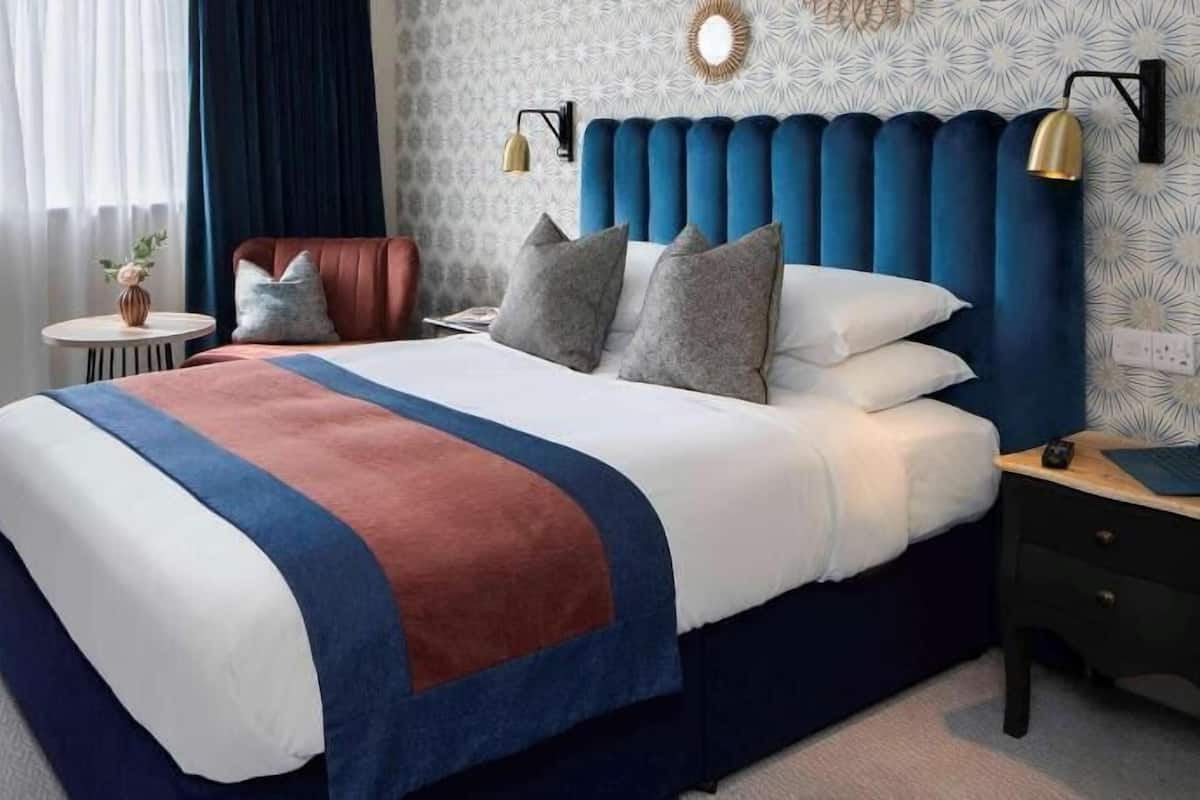 Hypo-allergenic bedding, in-room safe, desk, laptop workspace