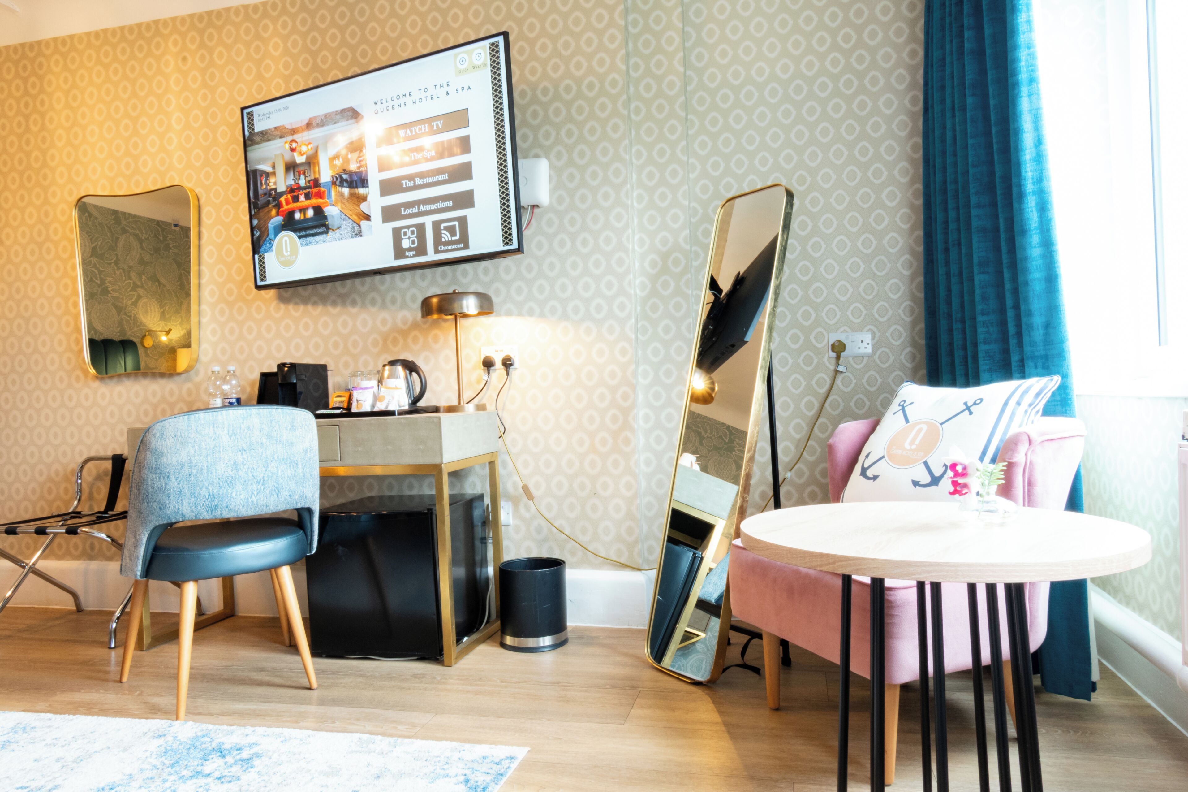 Superior Room, 1 King Bed | Hypo-allergenic bedding, in-room safe, desk, laptop workspace