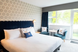 Superior Room | Hypo-allergenic bedding, in-room safe, desk, laptop workspace
