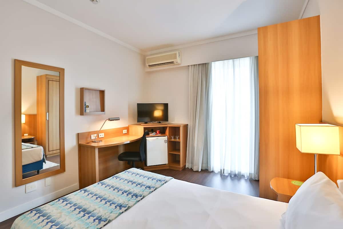 Caja de seguridad en la habitación, escritorio y cortinas blackout