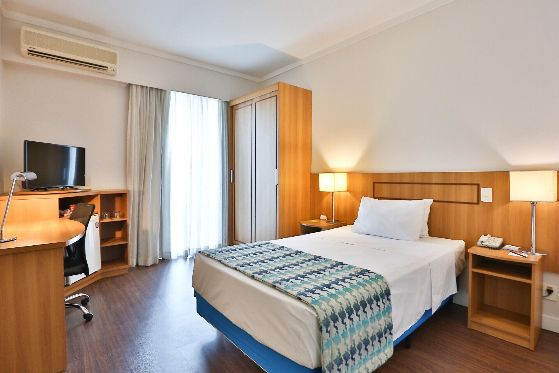 Caja de seguridad en la habitación, escritorio y cortinas blackout 