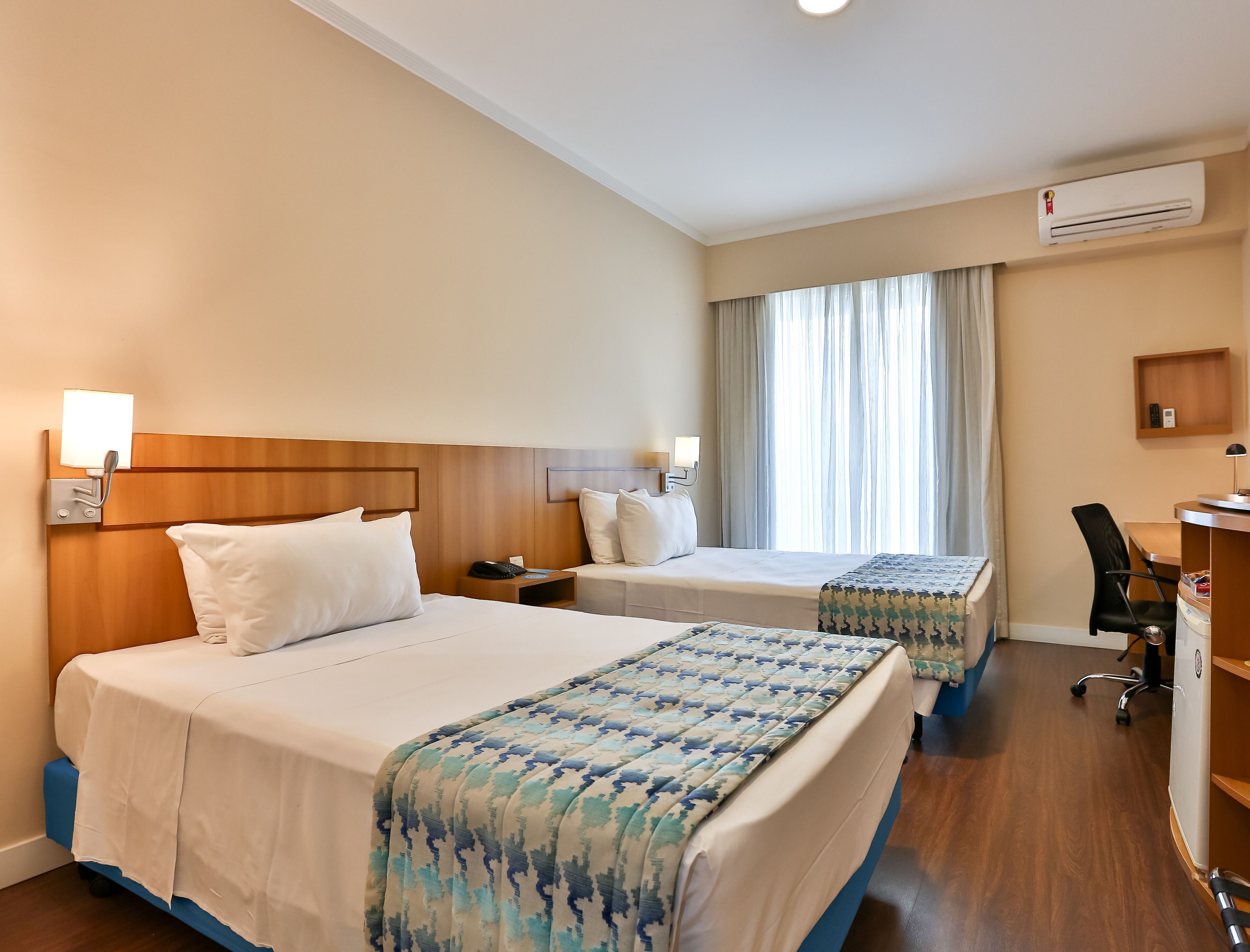 Caja de seguridad en la habitación, escritorio y cortinas blackout 