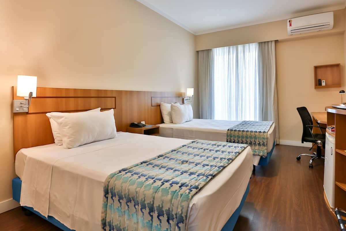 Caja de seguridad en la habitación, escritorio y cortinas blackout