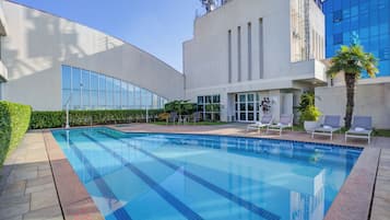 Piscina externa, espreguiçadeiras