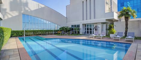 Utendørsbasseng og solsenger