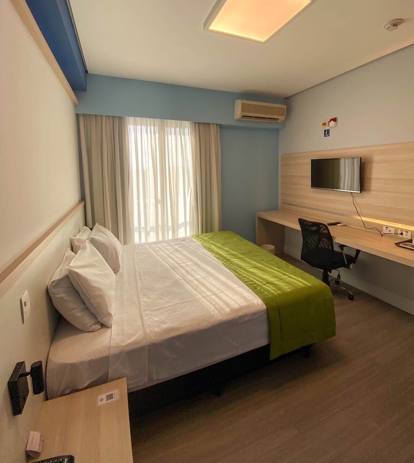 Caja de seguridad en la habitación, escritorio y cortinas blackout 