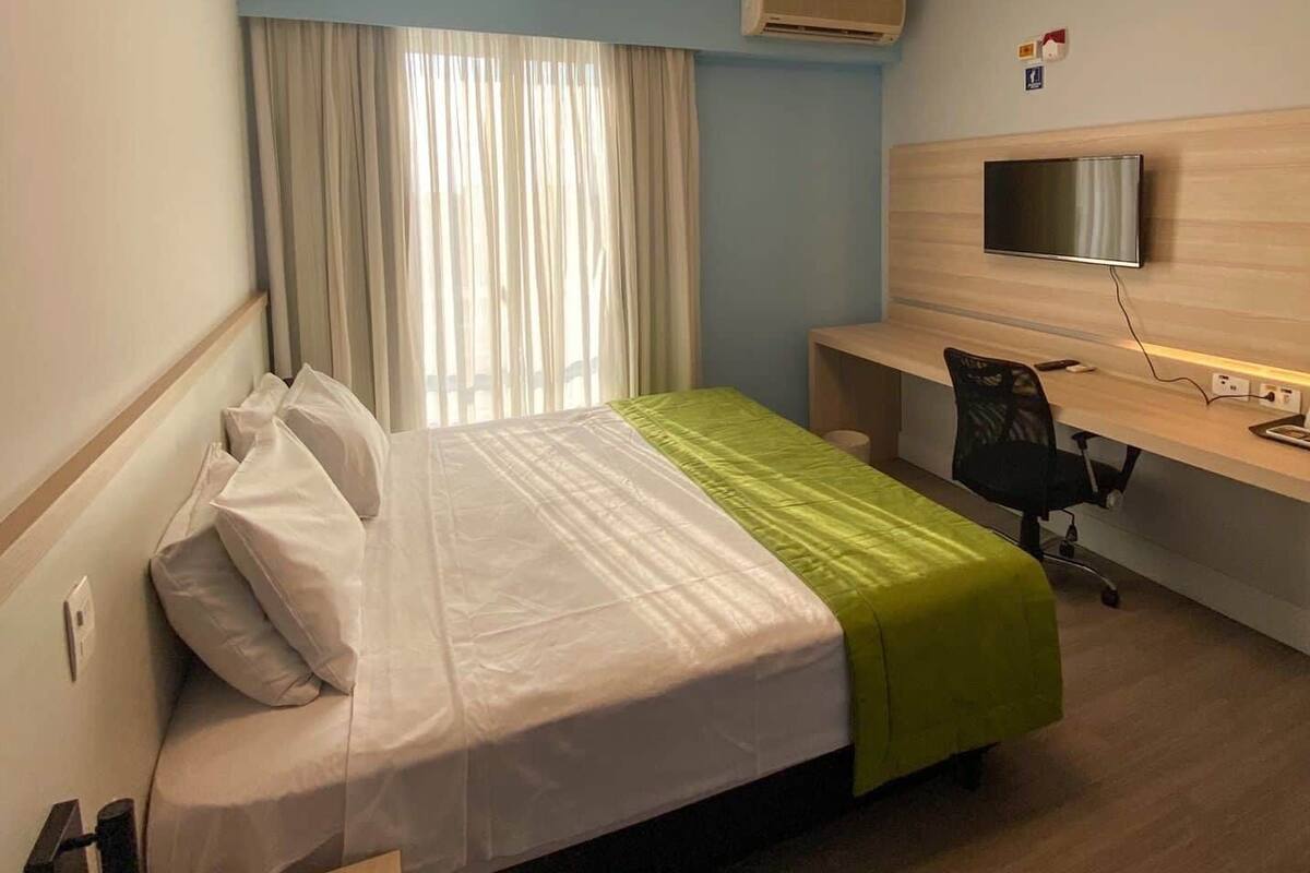 Caja de seguridad en la habitación, escritorio y cortinas blackout