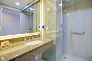 Superior tweepersoonskamer, toegankelijk voor mindervaliden | Badkamer | Een douche, gratis toiletartikelen, een haardroger, handdoeken