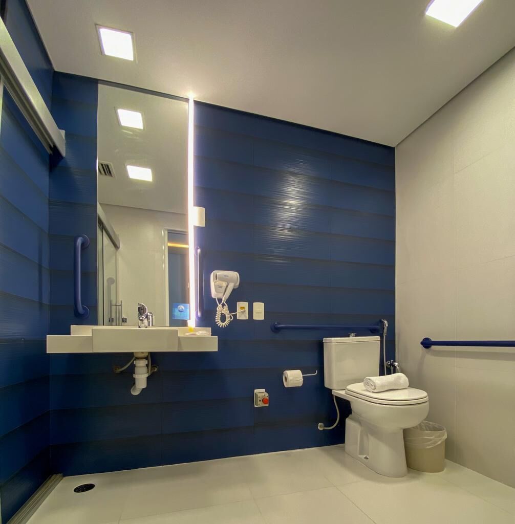 deluxe double room, accessible | bathroom | shower, free toiletries, hair dryer, towels