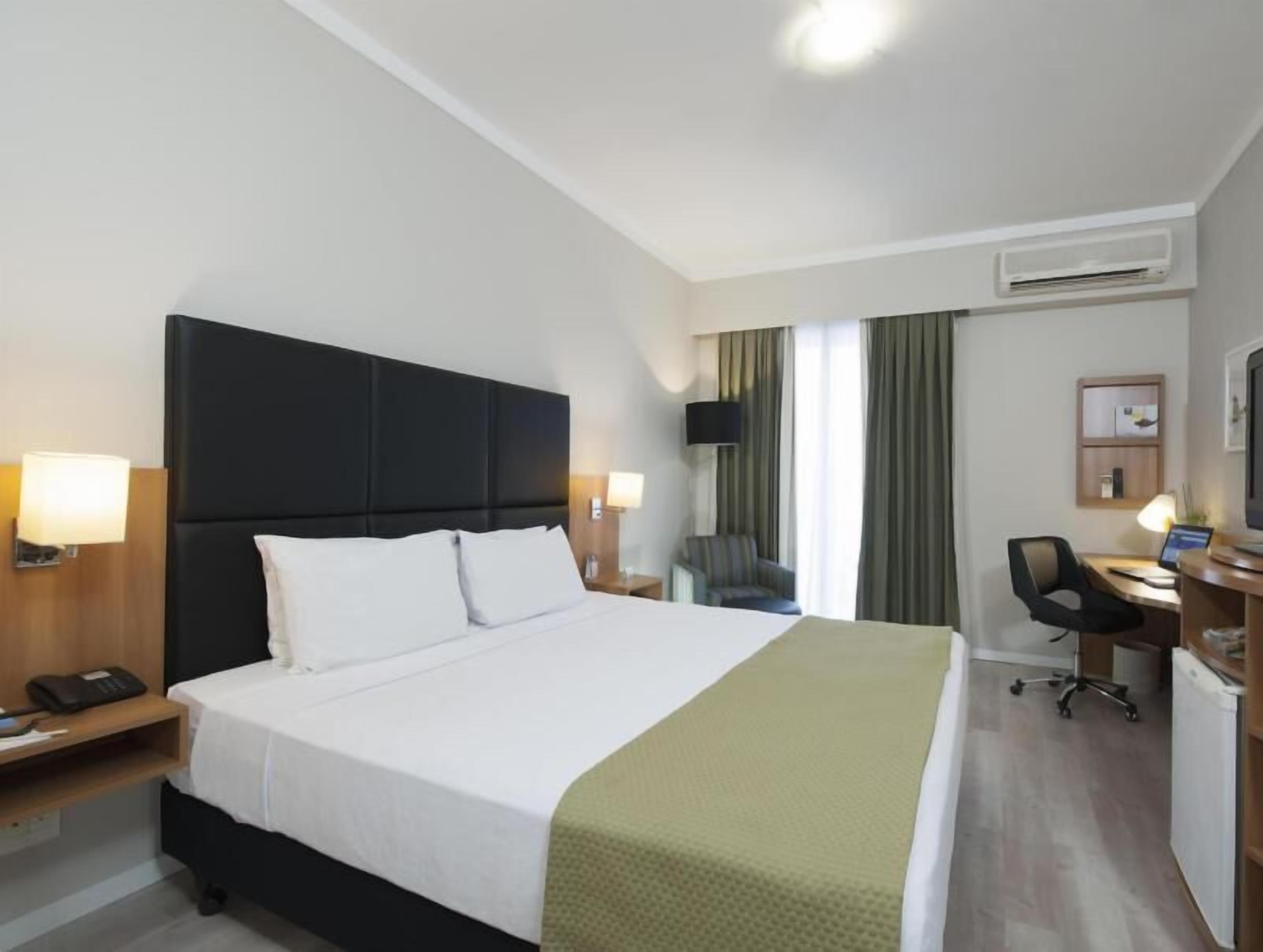 Caja de seguridad en la habitación, escritorio y cortinas blackout 