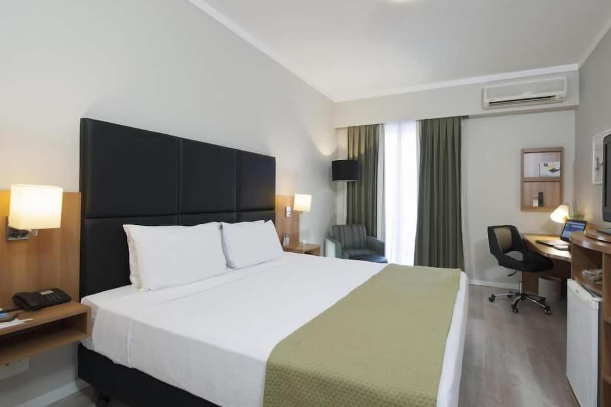 Caja de seguridad en la habitación, escritorio y cortinas blackout