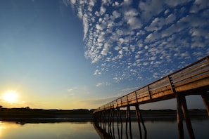 Playa en los alrededores, camastros, sombrillas y toallas de playa