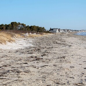 Beach nearby, sun loungers, beach umbrellas, beach towels - Gorges Grant Hotel (Ogunquit)
