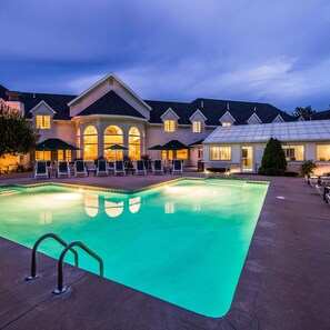Piscina interna, piscina externa sazonal, guarda-sóis, espreguiçadeiras