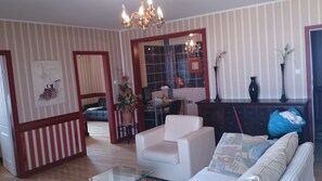 Penthouse có tầm nhìn toàn cảnh, 3 phòng ngủ, không hút thuốc, quang cảnh thành phố (Suite) | Khu phòng khách | TV màn hình phẳng 40-inch có truyền hình kỹ thuật số, TV 