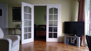 Apartemen Bisnis, 1 kamar tidur, Bebas Asap Rokok, pemandangan kota | Area keluarga | Televisi layar datar 40-inci dengan saluran TV digital dan TV