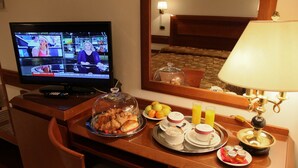Superior Double Room | Room service - dining - Hotel San Carlo (Rome)