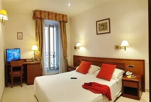 Minibar, in-room safe, desk, laptop workspace - Hotel San Carlo (Rome)