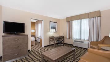 Σουίτα, 1 King Κρεβάτι, Μη Καπνιστών (One-Bedroom) | Γραφείο, κουρτίνες συσκότισης, σίδερο/σιδερώστρα