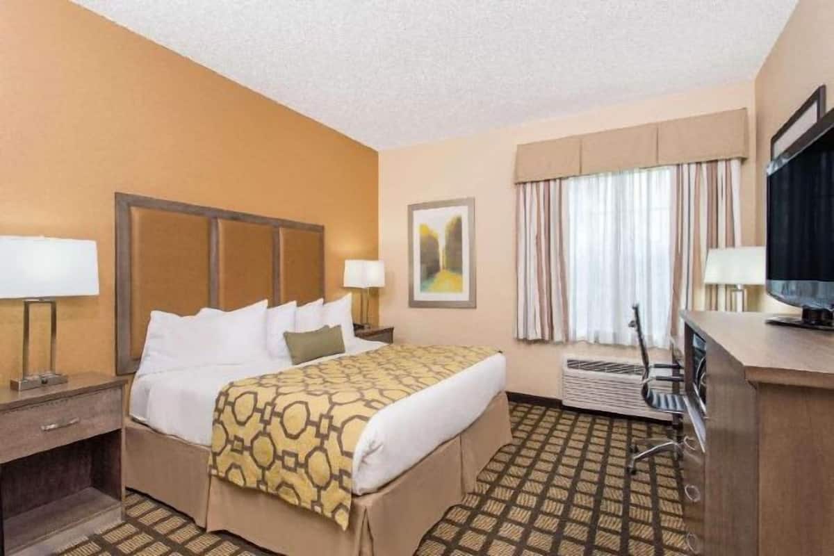 Escrivaninha, cortinas blackout, ferros/tábuas de passar roupa