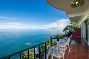 Suite, 1 très grand lit | Vue de la chambre