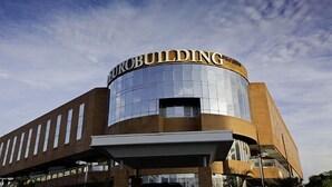 A modern building with a curved facade and the words "EUROBUILDING" prominently displayed. - Eurobuilding Express Maracay (Maracay)