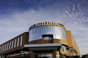 Um edifício moderno com fachada curva e a palavra "EUROBUILDING" em destaque.