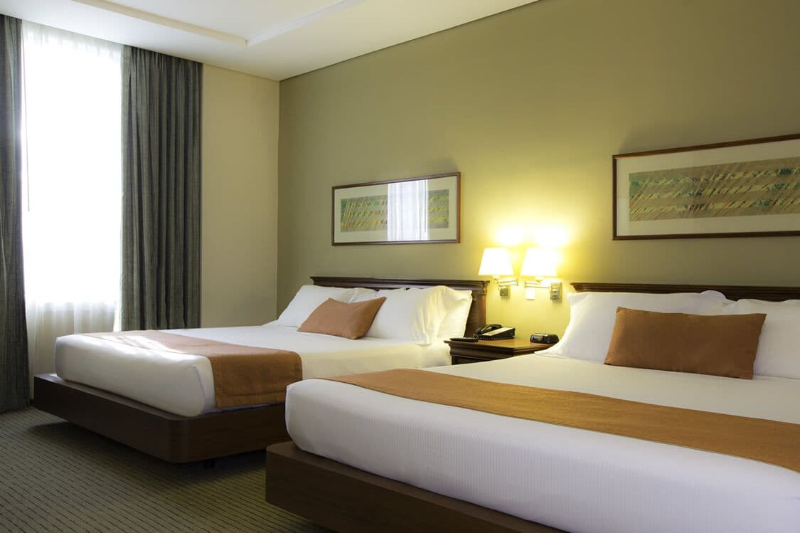 高級寝具、セレクト コンフォート製ベッド、セーフティボックス (室内)、デスク