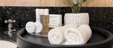 Ensemble douche/baignoire, articles de toilette gratuits, sèche-cheveux