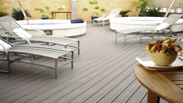 A poolside area with lounge chairs, a hot tub, and a wooden deck. - Eurobuilding Express Maracay (Maracay)