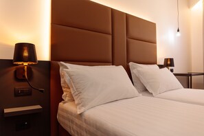 Down comforters, in-room safe, desk, laptop workspace - London Hotel (Milan)