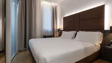 Habitación estándar con 1 cama matrimonial o 2 individuales | Edredón, caja de seguridad en la habitación y escritorio