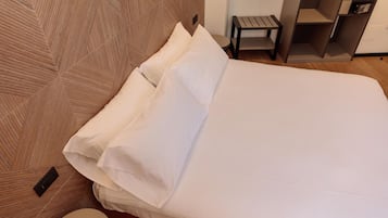羽绒被、客房内保险箱、办公桌、笔记本电脑工作区