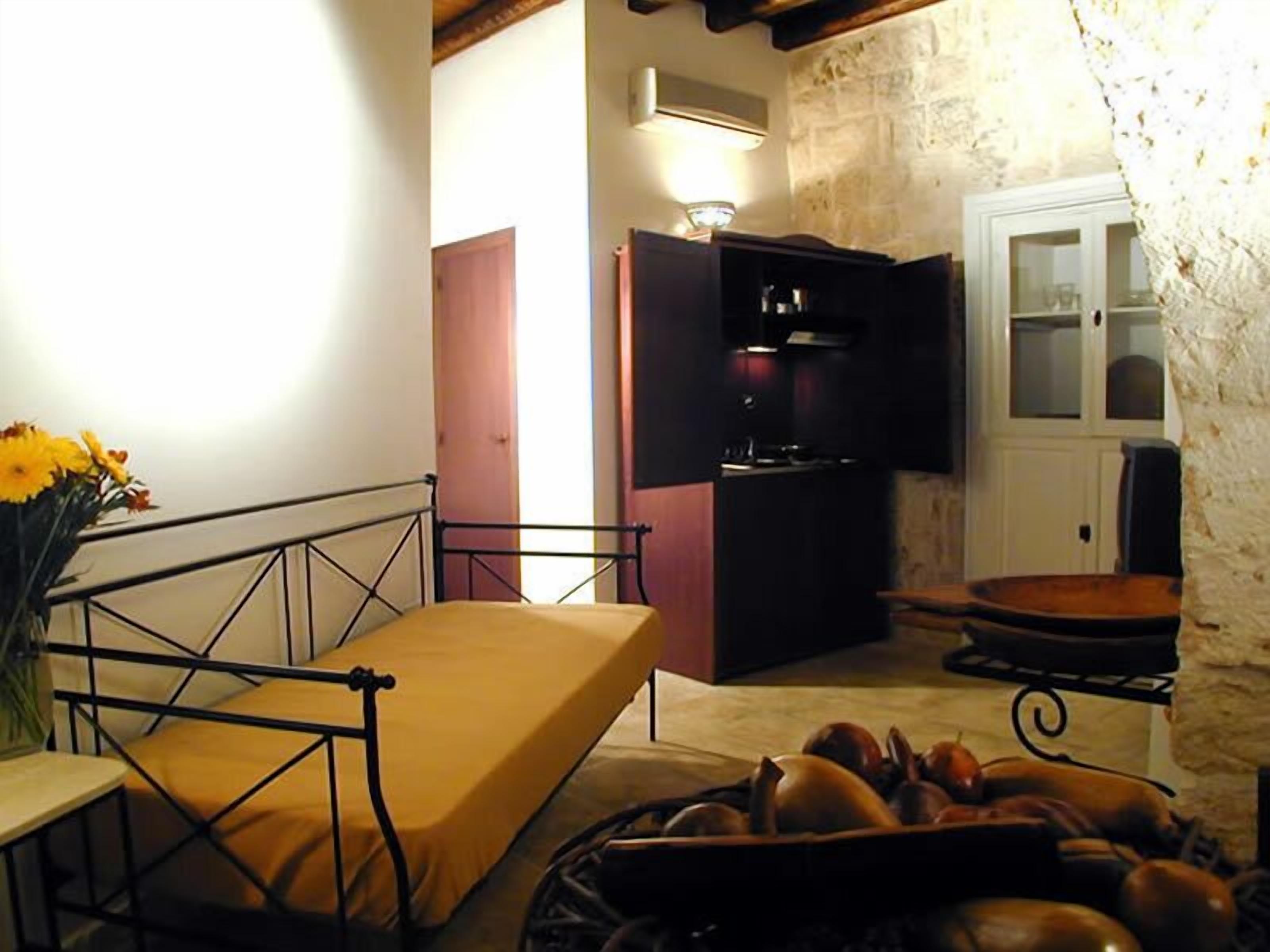 triple room | 1 bedroom, minibar, in-room safe, desk