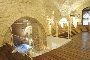 Salas de tratamiento para parejas, una bañera de hidromasaje, baño turco