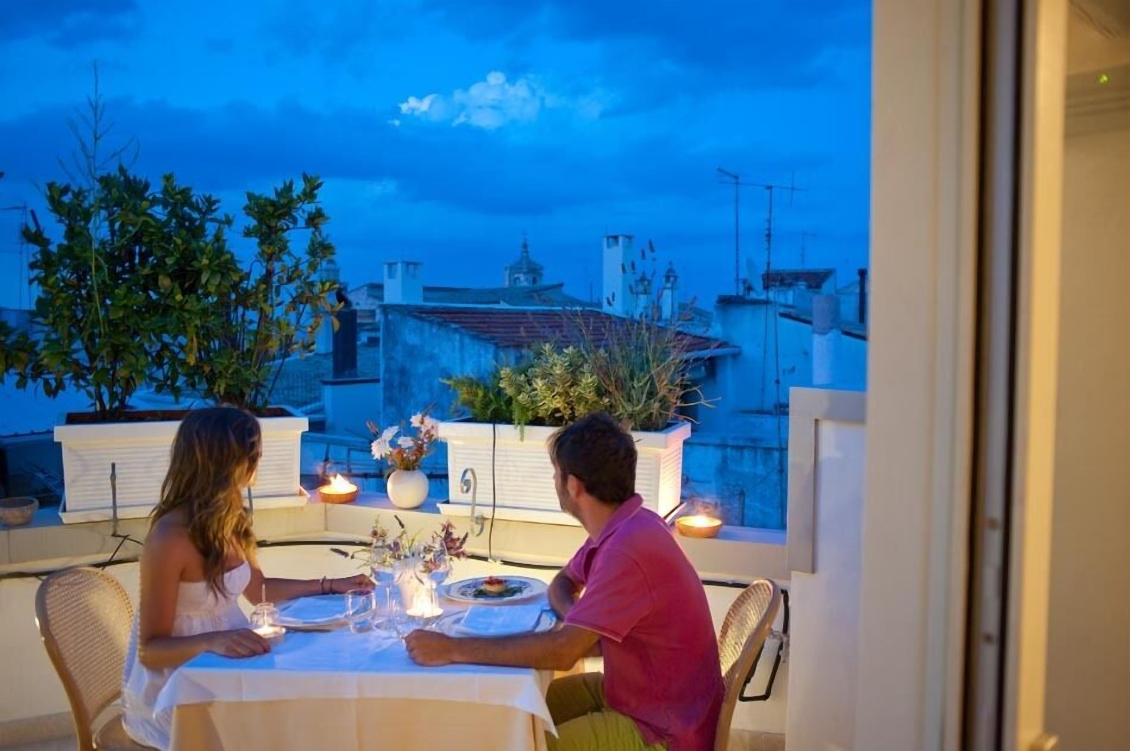 Con tavoli all'aperto 