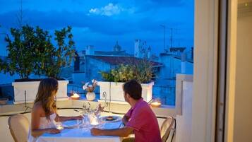 Ofereix taules a l'aire lliure