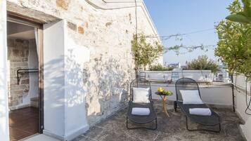 Camera quadrupla | Minibar, una cassaforte in camera, una scrivania, tende oscuranti