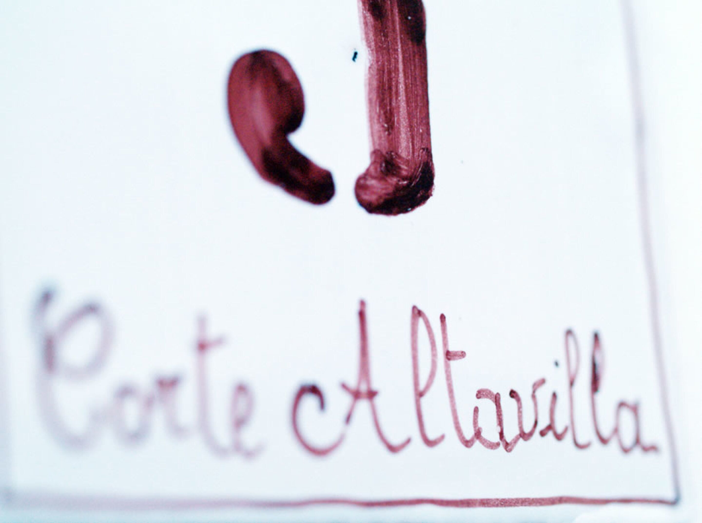 A handwritten sign with the text "Corte Altavilla."